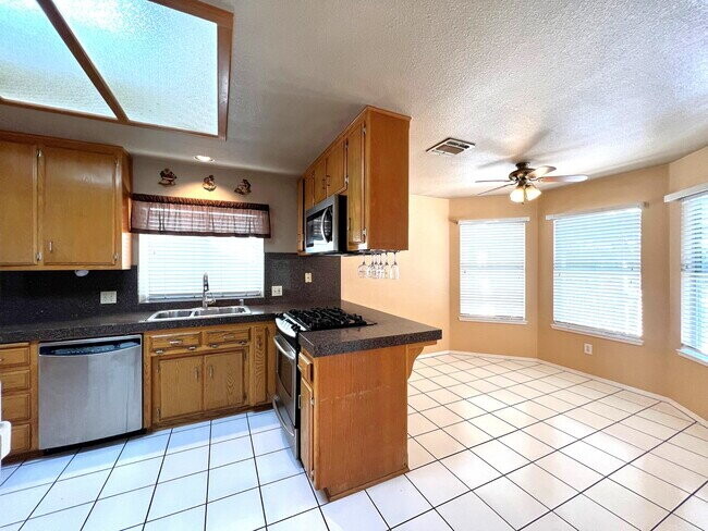 Building Photo - Spacious 4 Bed / 2 Bath Home with Loft, Fireplace & Beautiful Outdoor Entertaining Area!