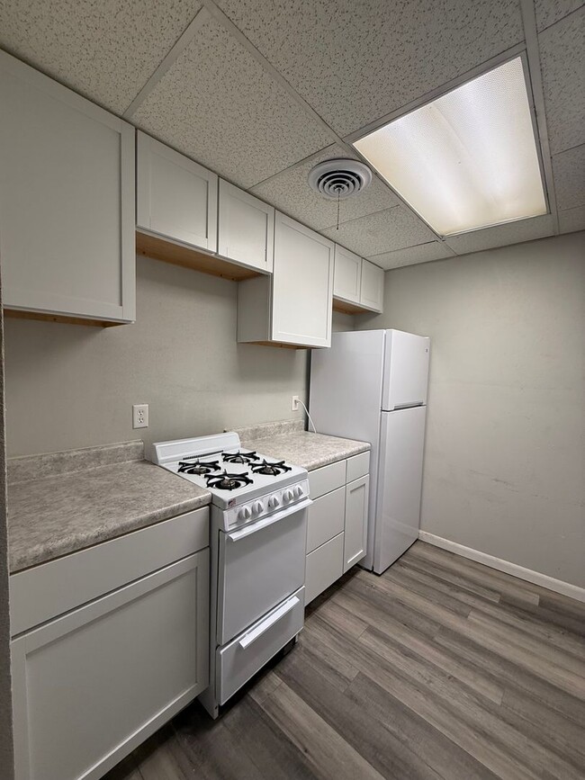 Interior Photo - 2447 E Walnut Street