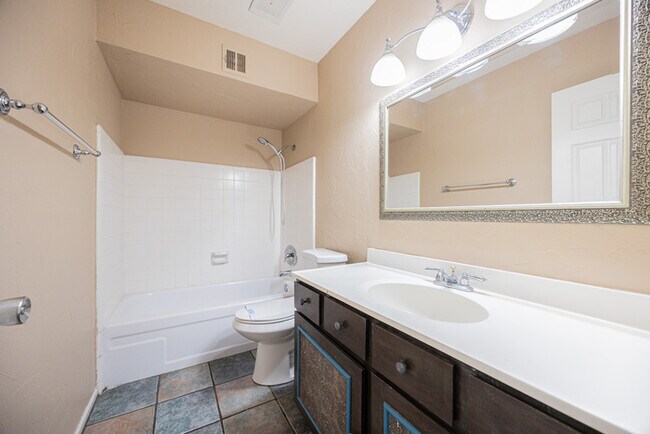 Building Photo - 2812 S Cottonwood Dr