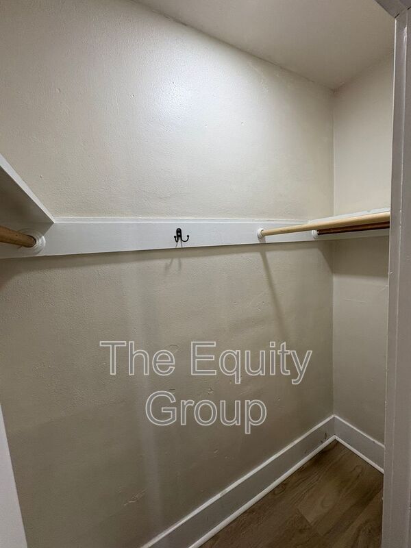 Building Photo - 209 E 11th St