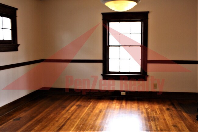 Building Photo - 1331 Amherst Pl