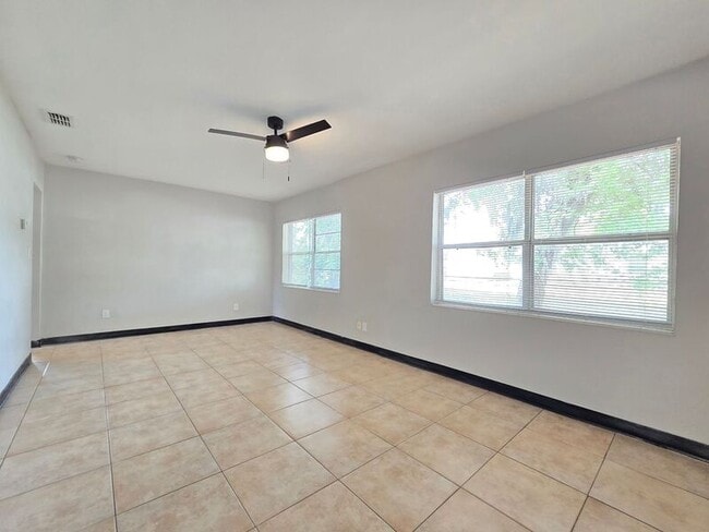 Building Photo - 824 N Florence Ave