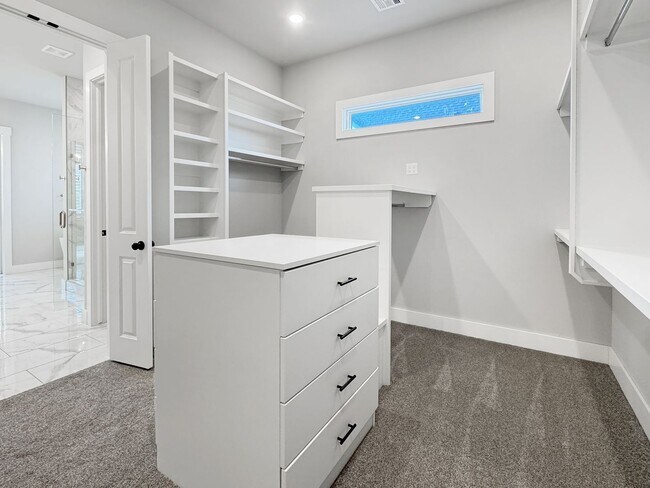 Building Photo - High-End Executive Living in Gated South Tulsa Community