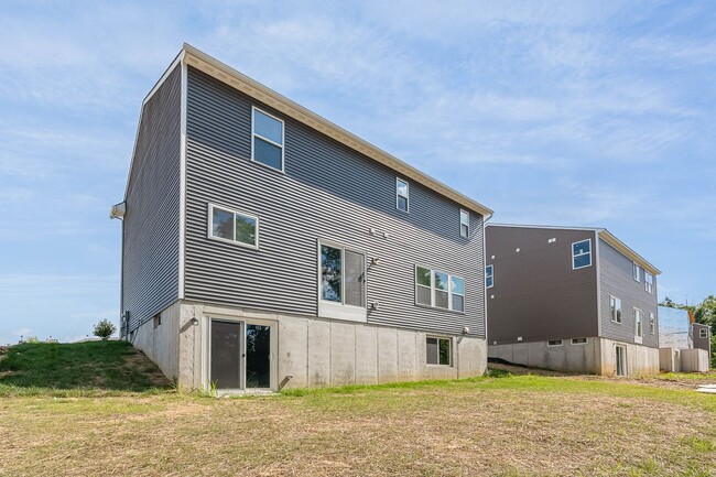 Building Photo - Fully furnished brand new construction. Lu...