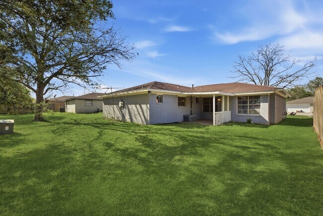 Building Photo - 3120 Royal St