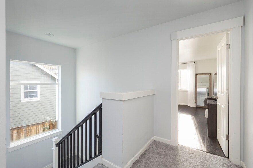 Building Photo - 6398 Juanita Cir NE