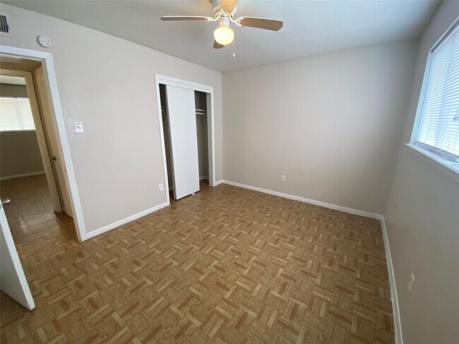 Building Photo - 5610 Royal Palms St