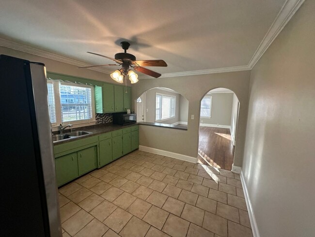 Building Photo - FOR LEASE - 3 bed, 2 bath, 1400 sqft single-family home