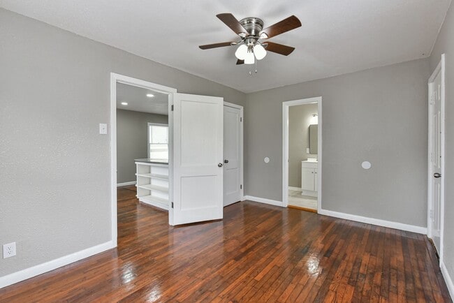 Building Photo - Beautifully Renovated 1BR Duplex with Marble Shower & Natural Light