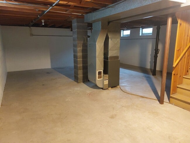 Building Photo - 3 bedroom 1.5 bath home with attached 1 ca...