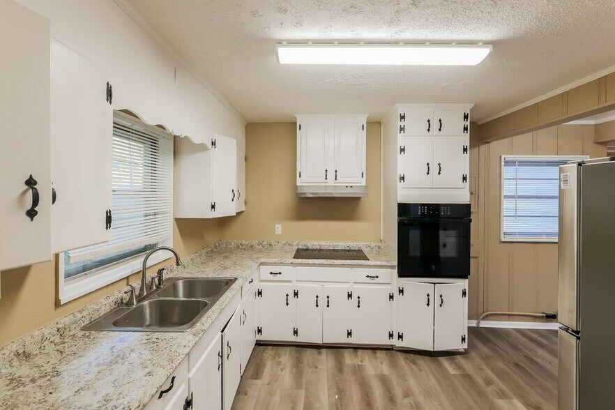 Building Photo - 9601 Red Ln Dr