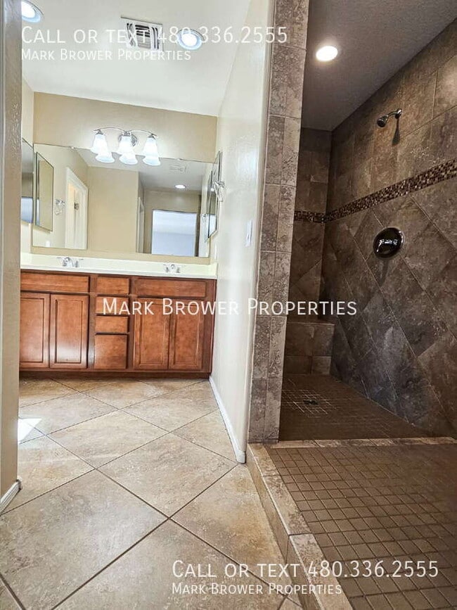 Building Photo - 8964 W Northview Ave