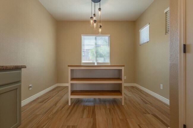 Building Photo - 3 Bedroom 2.5 Bathroom