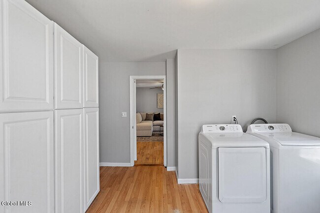 Building Photo - 387 Maple Ave