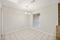 Building Photo - 1725 Northcrest Dr