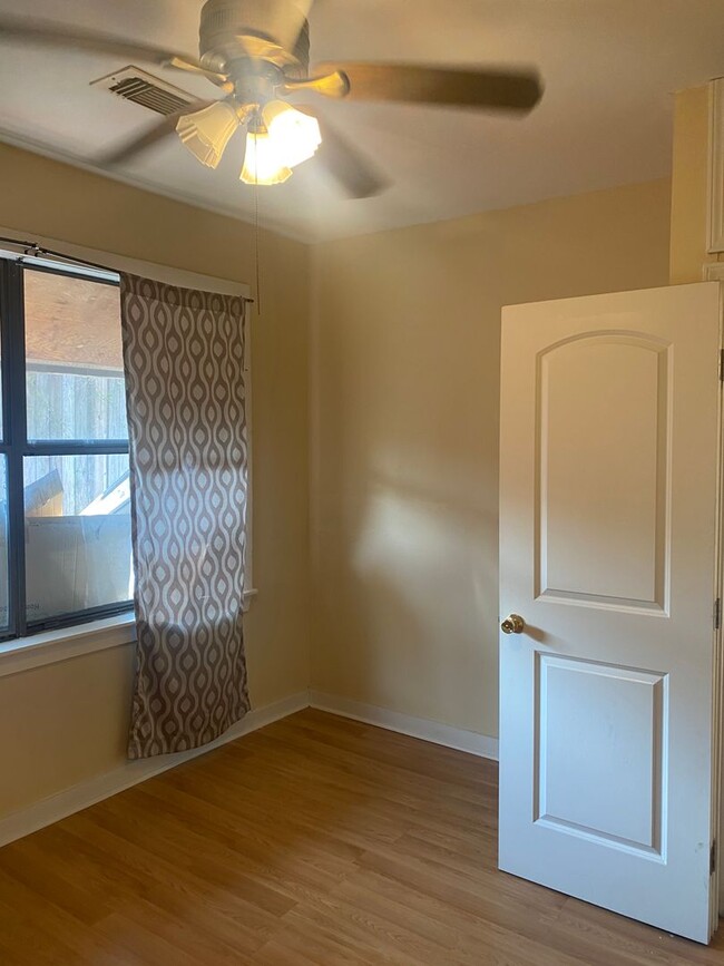 Building Photo - Cozy & Private Studio/Efficiency With Priv...