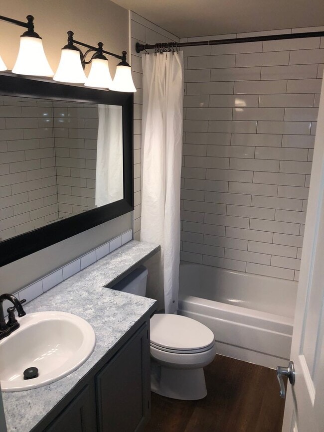 Building Photo - 3bd/2ba Issaquah Condo