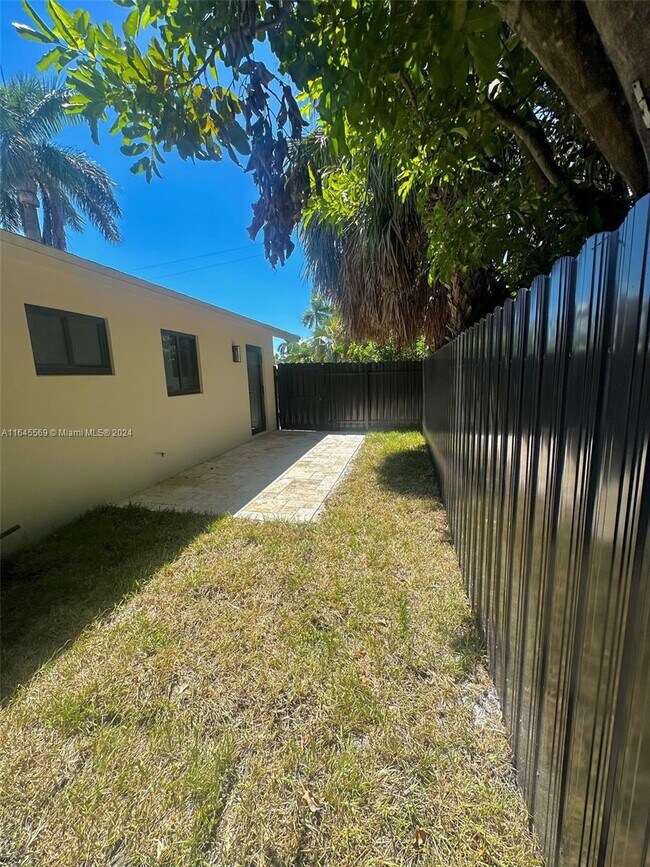 Building Photo - 1610 NE 17th Ave