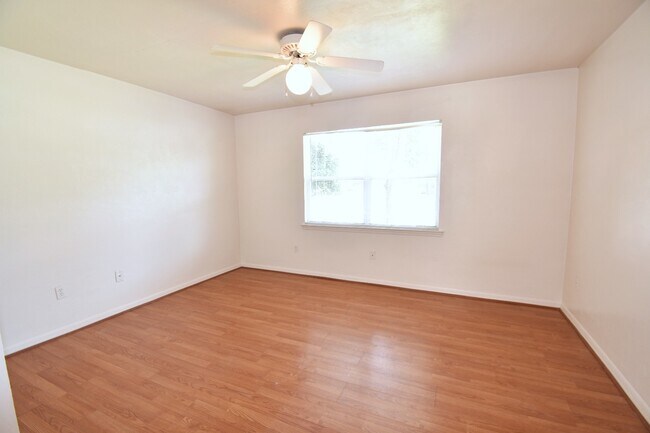 Building Photo - * RENT SPECIAL $200 OFF RENT NEW PRICE $21...