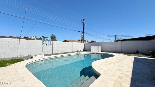 Building Photo - 8608 E Vernon Ave