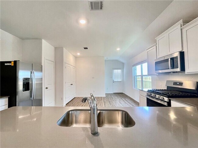 Building Photo - 102 Milliner Lp