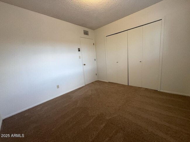 Building Photo - 433 Meadows Dr