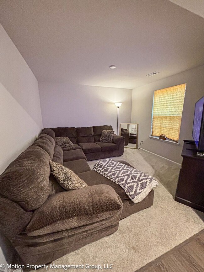 Building Photo - Fully Furnished Townhome!