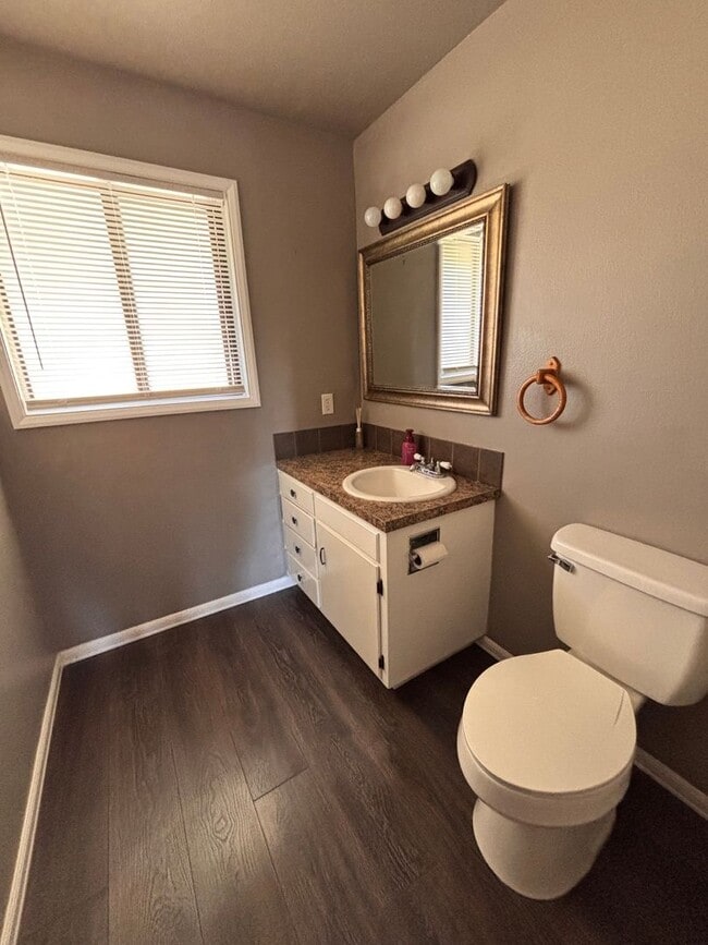 Building Photo - 2 Bedrrom, 1.5 Bahroom Townhouse, availabl...