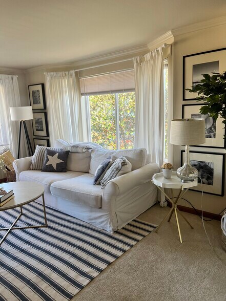 Living room side wall - 610 Glen St