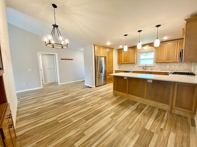 Building Photo - Gorgeous Remodeled Edmond 3 Bed 2 Bath
