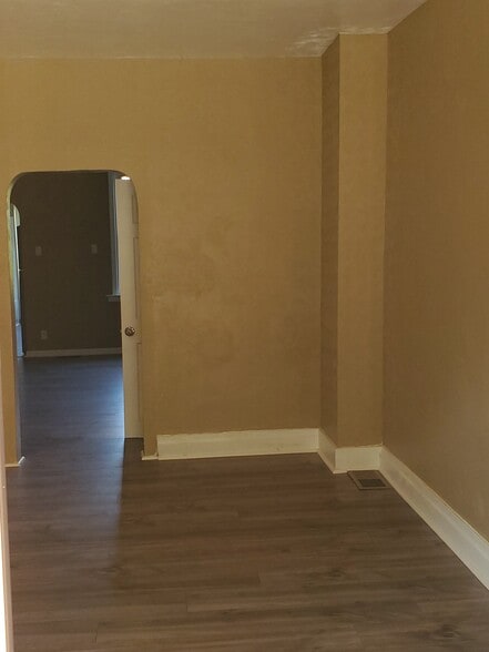 Living Room - 2905 California Ave