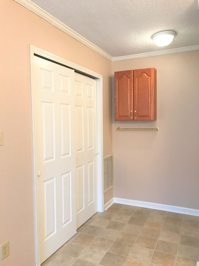 Building Photo - Lovely 3 Bedroom/2 Bathroom… Waiting for Y...