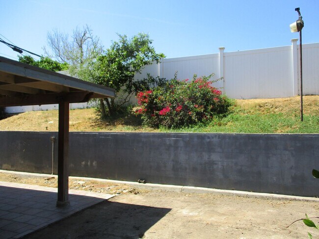 Building Photo - Classic & clean 3 bedroom 1.5 bath 1 story home