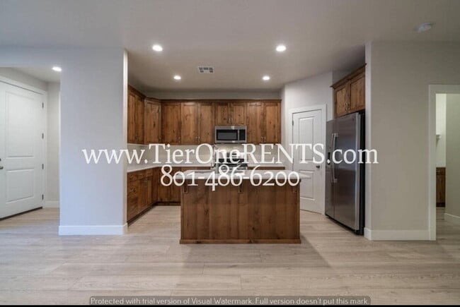 Building Photo - **$500 OFF FIRST MONTHS RENT**