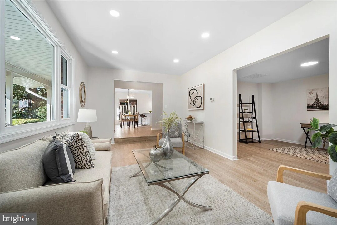 Building Photo - 10116 Dundalk St