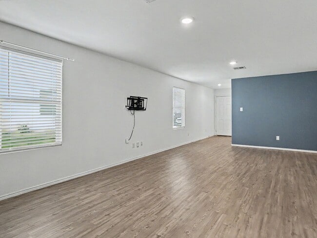 Building Photo - Charming Single-Story Converse Home