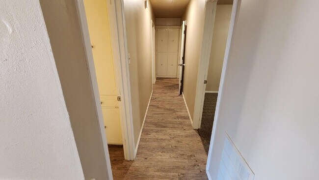Building Photo - Half off first full month's rent/Southwest...