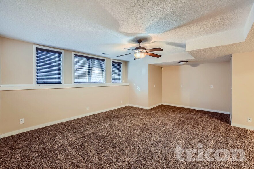 Building Photo - 5 Oak Shore Dr