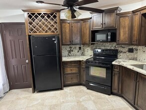 Building Photo - 3 Greenway Village N