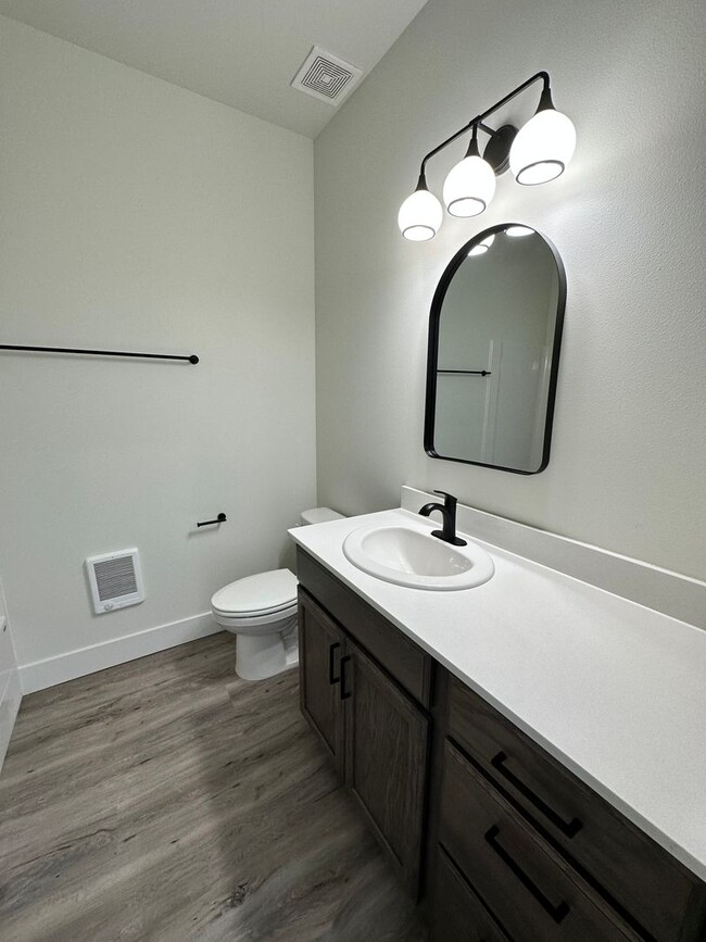 Building Photo - Gorgeous brand new build PET FRIENDLY house