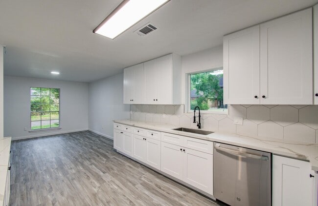 Building Photo - 534 Robert E Lee Dr