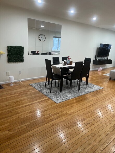 Building Photo - 411 Captain Eames Cir