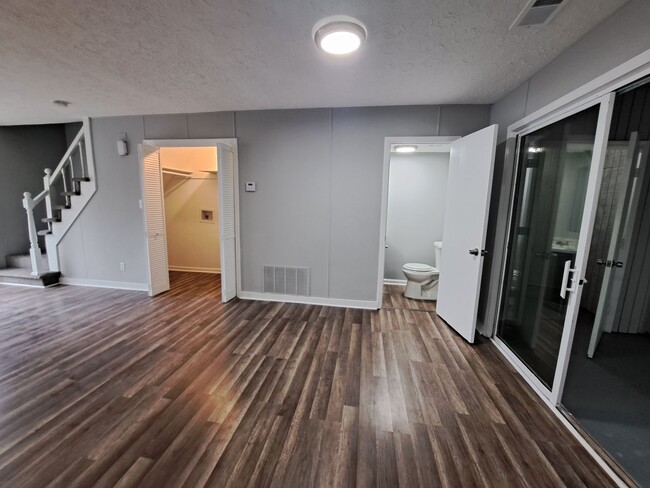 Building Photo - Newly Remodeled 2Bed/2.5Bath Townhome For ...