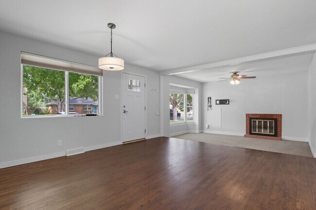 Building Photo - 3 bed 1 bath Ranch in Lowry in Denver