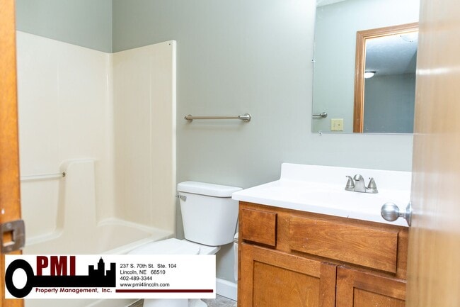 Building Photo - 3 Bedroom and 1.5 bathroom Duplex for rent