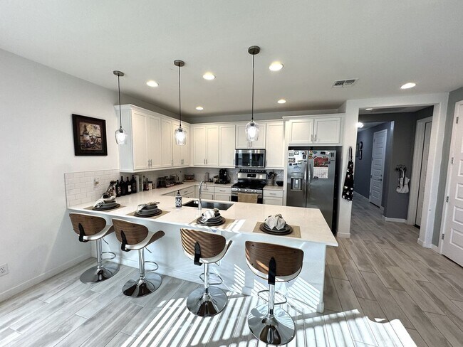 Building Photo - 2024 Beautiful Furnished 3 Bedroom 2 Bath with Private Suite near Sports Venues