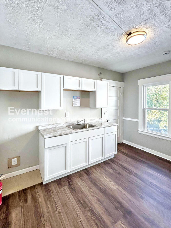 Building Photo - 2216 E 82nd St