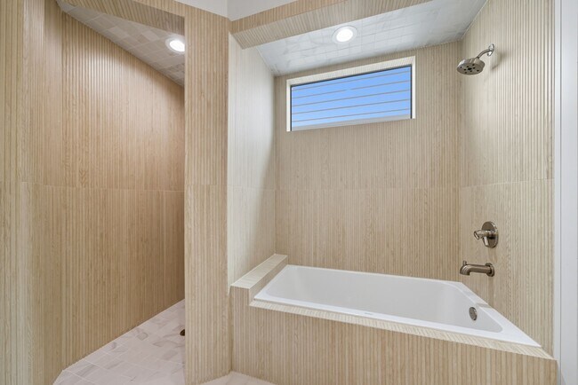 Building Photo - 5437 Darling St
