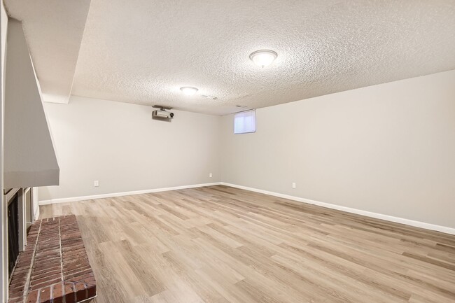 Building Photo - Amazing 3 Bedroom 2.5 Bathroom in Denver!