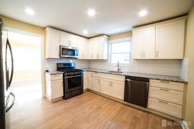 Building Photo - 341 David St